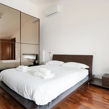 Guesthost - Spacious 600 Mt To Metro M3 Comasina *