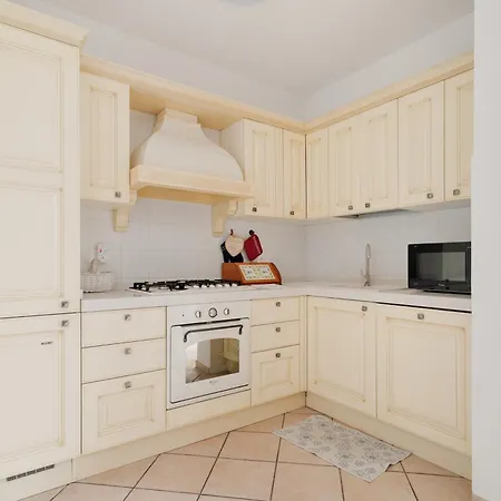 Guesthost - Spacious 600 Mt To Metro M3 Comasina