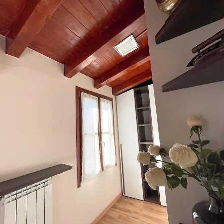 The Urban Nest 2, Spacious, Wifi And Near The Red Metro *