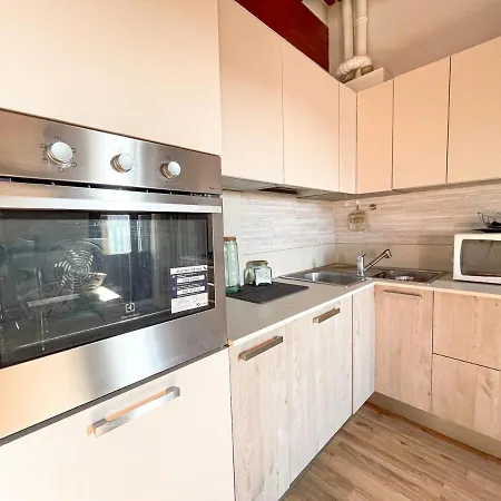 The Urban Nest 2, Spacious, Wifi And Near The Red Metro Μιλάνο