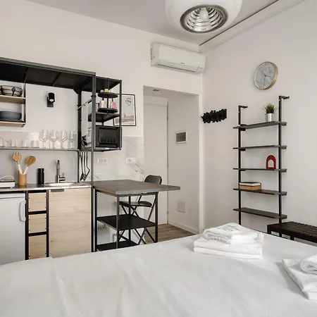 Joivy Stylish Double Near Metro Station Milán