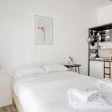 Joivy Stylish Double Near Metro Station Apartmán *