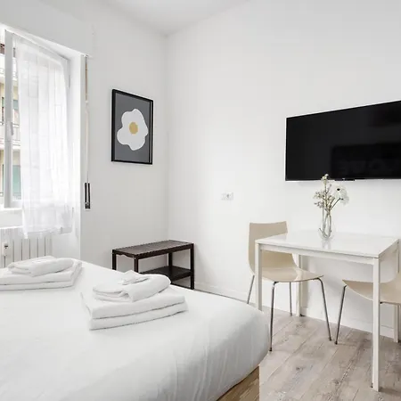 Joivy Stylish Double Near Metro Station Milán
