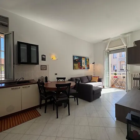 Bright With Balcony In Corso Xxii Marzo * Mediolan