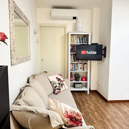 Appartement Two-room 15 Minutes From The Duomo Milaan