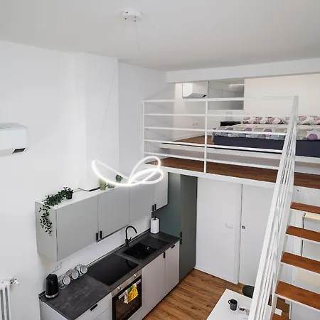 Hébergement de vacances New - Loft 4 Pax - 50m From Metro - Private Entry *