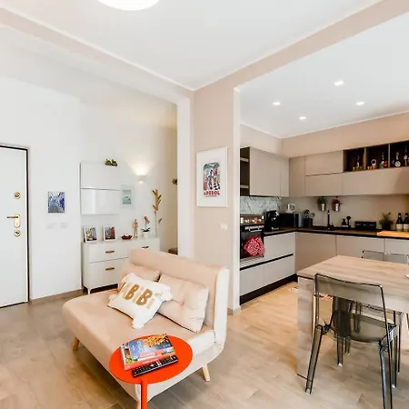 Appartamento Attico - 2min Metro - Elegante With Ac