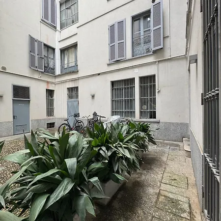 Elegant Little - Center - M4 Station