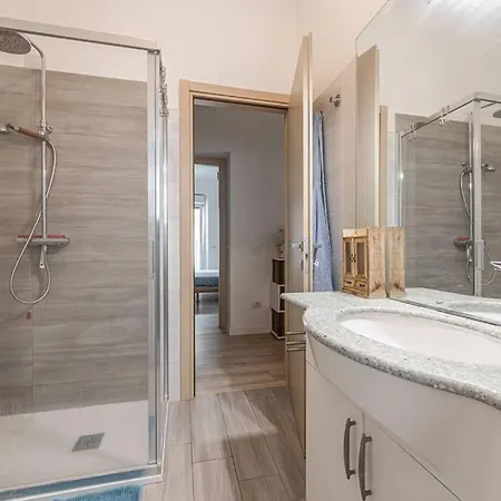 Three 2 Beds, 3rd Bed Available