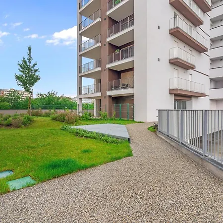 Airy With Balcony & Garage By Ndp Rent ميلان