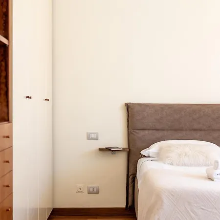 Apartment Flat In Center With Terrace, Near Garibaldi Fs