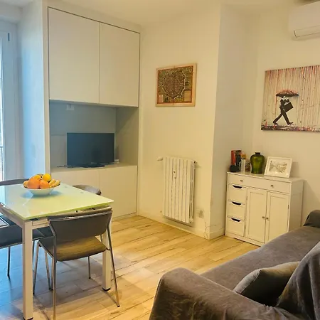 Three 2 Beds, 3rd Bed Available 公寓 *