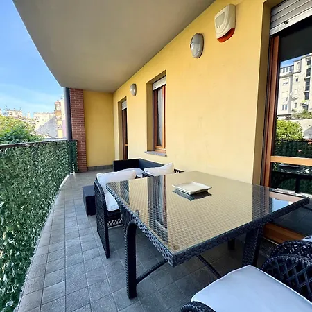 Appartement Spacious 2-bedroom With Large Terrace Milaan
