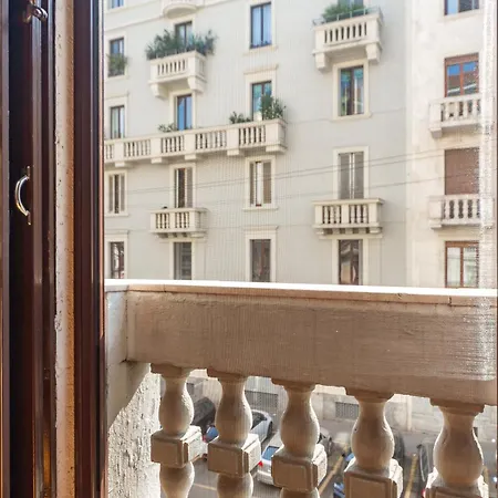 Youhosty - Arco Della Pace * Milán