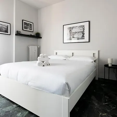 Contrasti - Black & White Milan