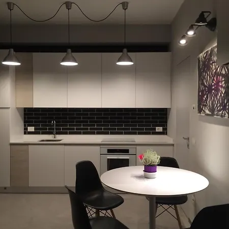 Cozy In Paolo Sarpi With Balcony Милан