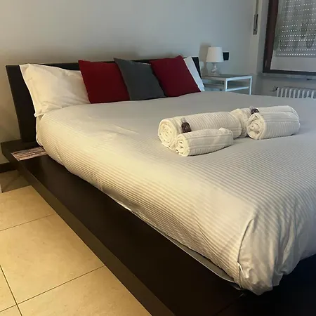 Bwr - Elegant Loft With Terrace, San Siro شقة