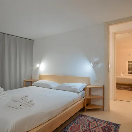 I-host - Ausonio 16 * Milano