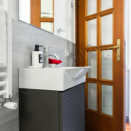 Guesthost - Charming 7 Stops From Duomo