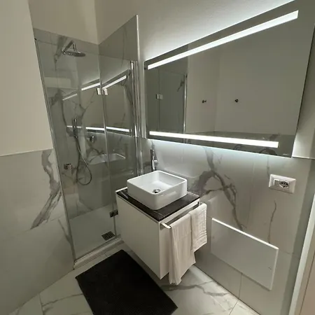 Luxury San Babila דירה *