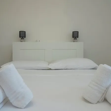 I-host - Omero 17 Mediolan