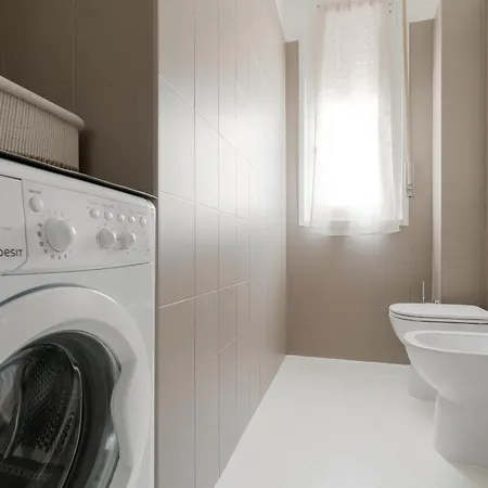 Guesthost - M1 Pasteur With Balcony Appartamento Milano