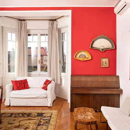 Apartment Sunshine-filled On Subway
