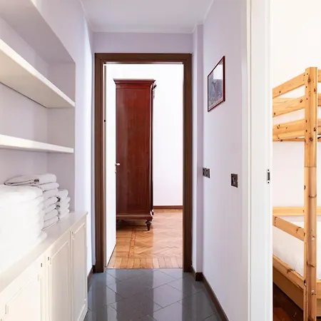 Apartment Sunshine-filled On Subway *