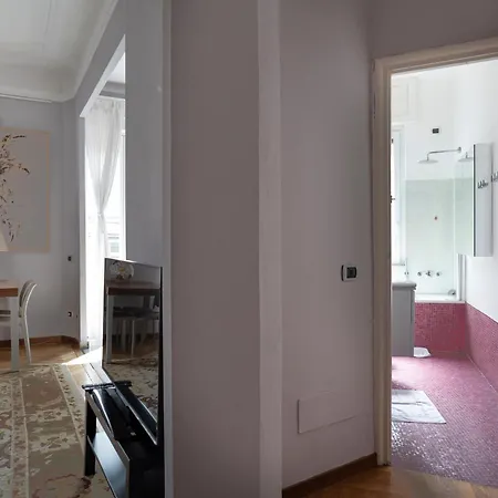 Bright House Center On Subway Lines 1,2 &3 * Милан