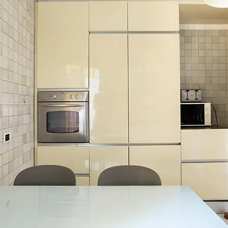 Apartment Sunshine-filled On Subway