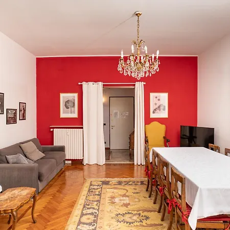 Apartment Sunshine-filled On Subway