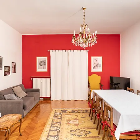Apartment Sunshine-filled On Subway *