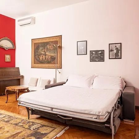 Sunshine-filled On Subway Apartment Milan