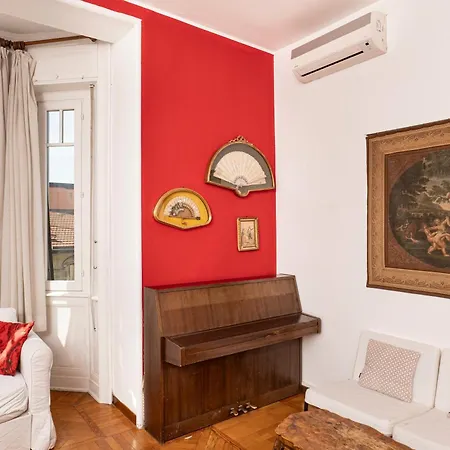 Sunshine-filled On Subway Apartment Milan