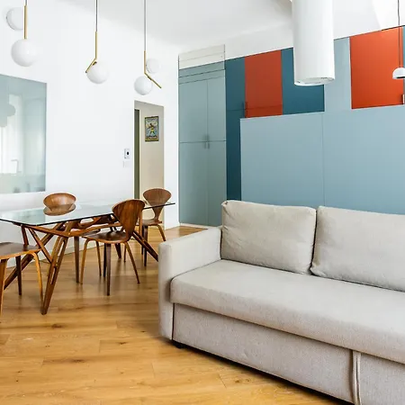 شقة Cozy And Design Close To Rail Station *