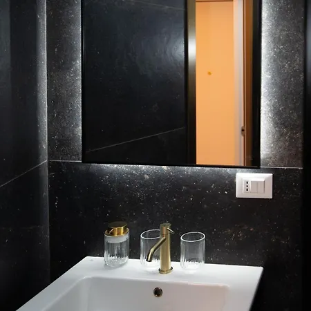 Navigli Nest Renovated With Balcony On The Naviglio * Milaan