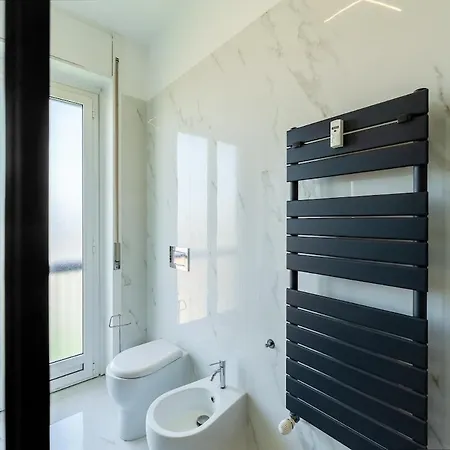 Large With Private Balcony And Workspace * Milán