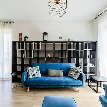 Large With Private Balcony And Workspace * Milán