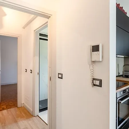 Large With Private Balcony And Workspace * Milán