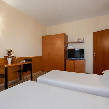 Ih Argonne Park Aparthotel