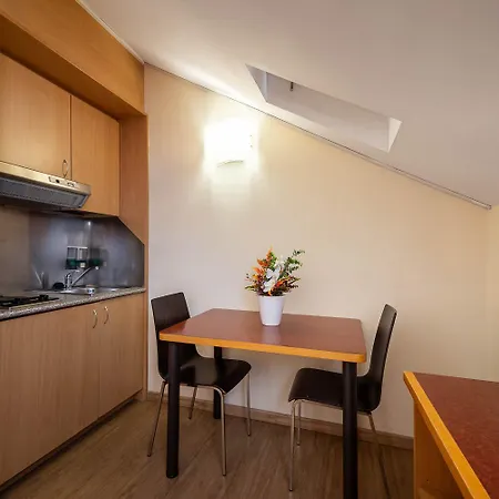 Ih Argonne Park Aparthotel