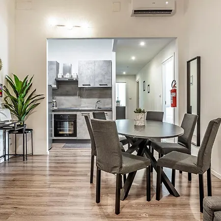 Luxury 4 Bedrooms Close To Duomo Lägenhet *