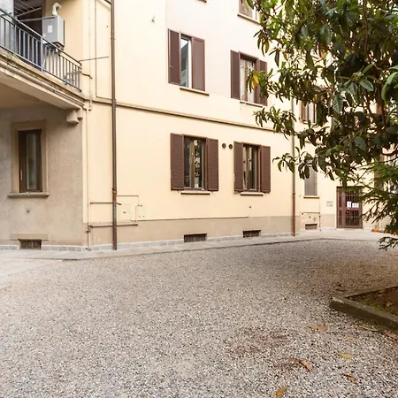 Youhosty - Sauro 5 * Milano