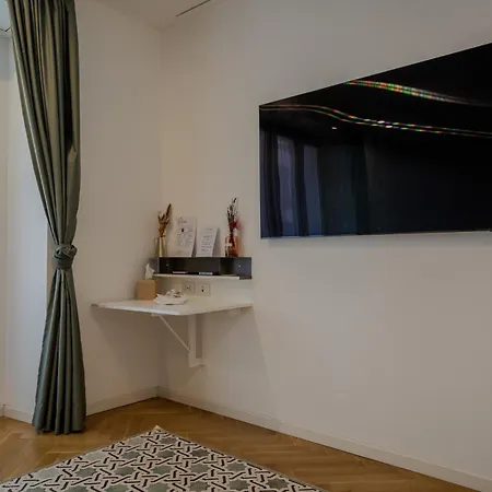 Гостевой дом B And G San Babila- Luxury In The Heart Of - Design District