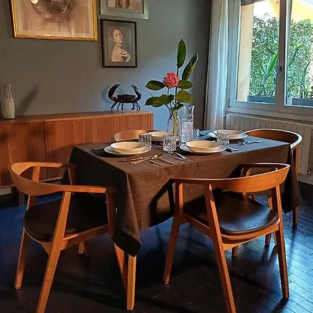 Elegant Stylish House With Garden & Ac