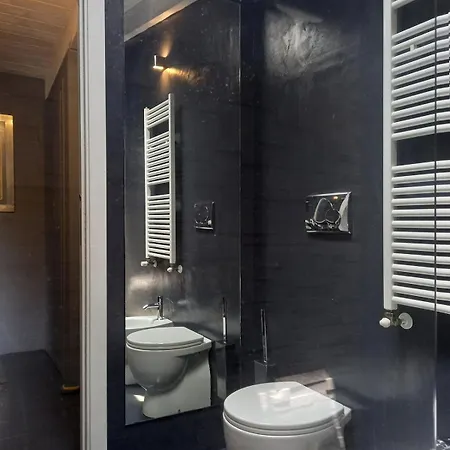 Elegant Stylish House With Garden & Ac