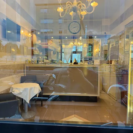 New H Marte 81 מלון