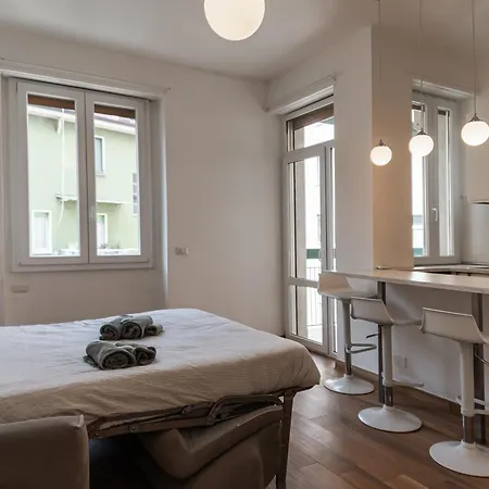 Ray 6 Navigli * Milan