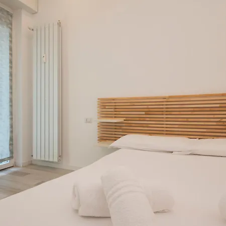 I-host - Cambiasi 8 Appartement *