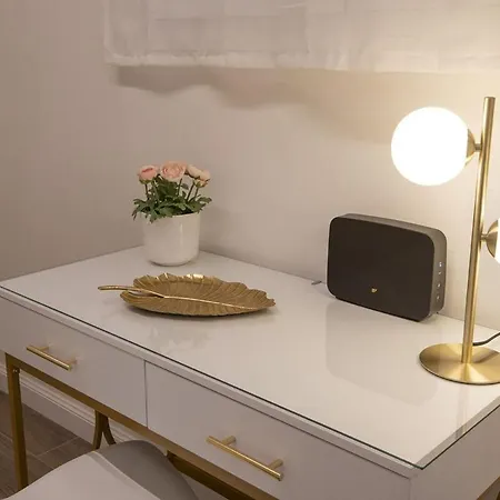 Laru Porta Romana 5 Minutes From The Subway *